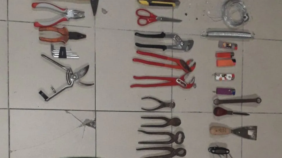 gli arnesi sequestrati 
