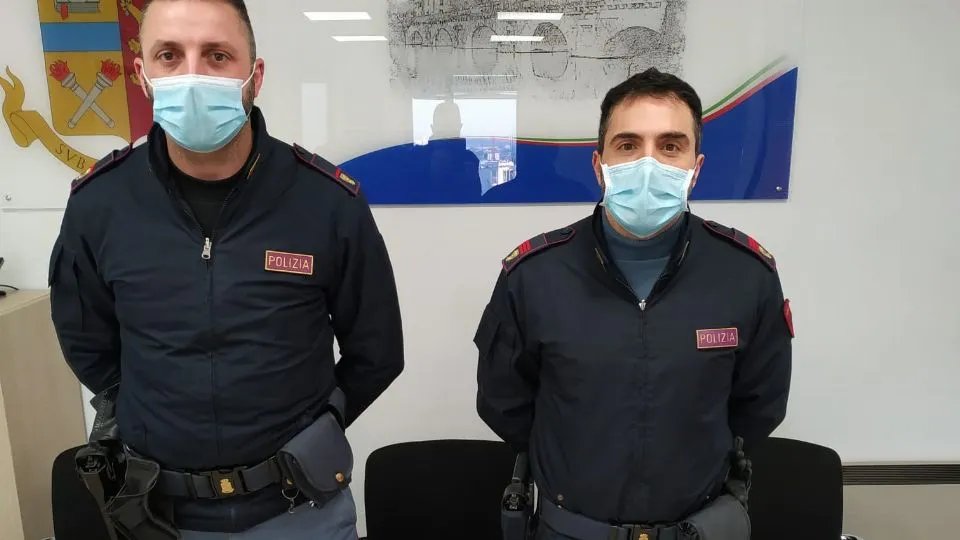 i due poliziotti che hanno arrestato il pusher

