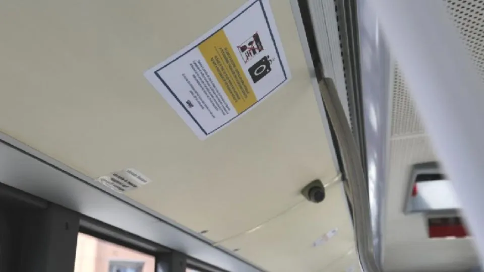 segnaletica su un bus
