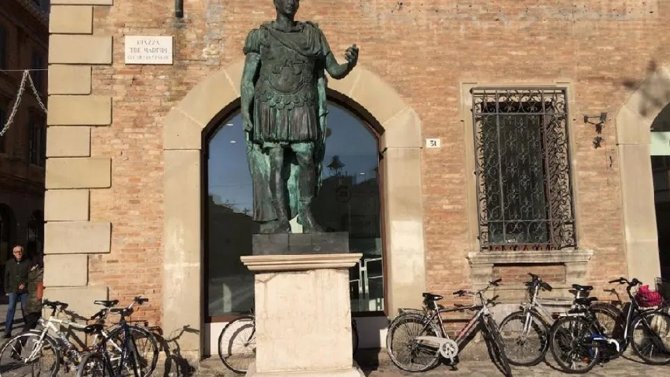 la statua quando era in piazza Tre Martiri