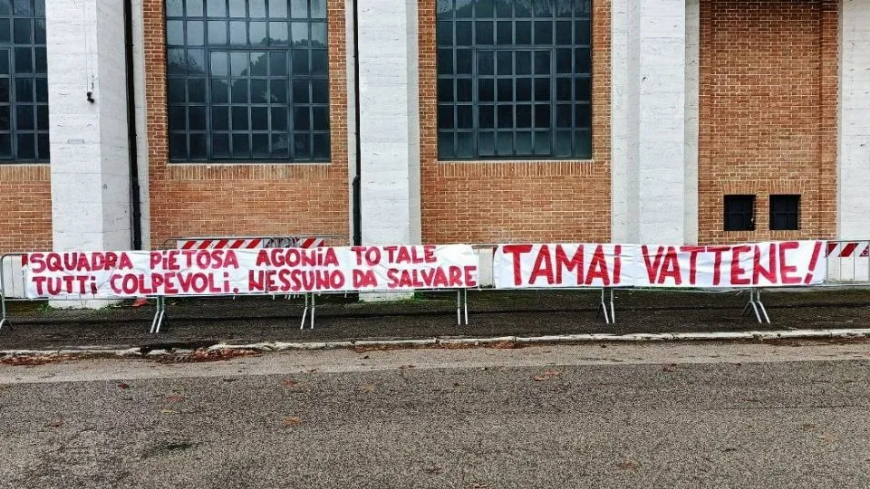 Lo striscione della Curva Est