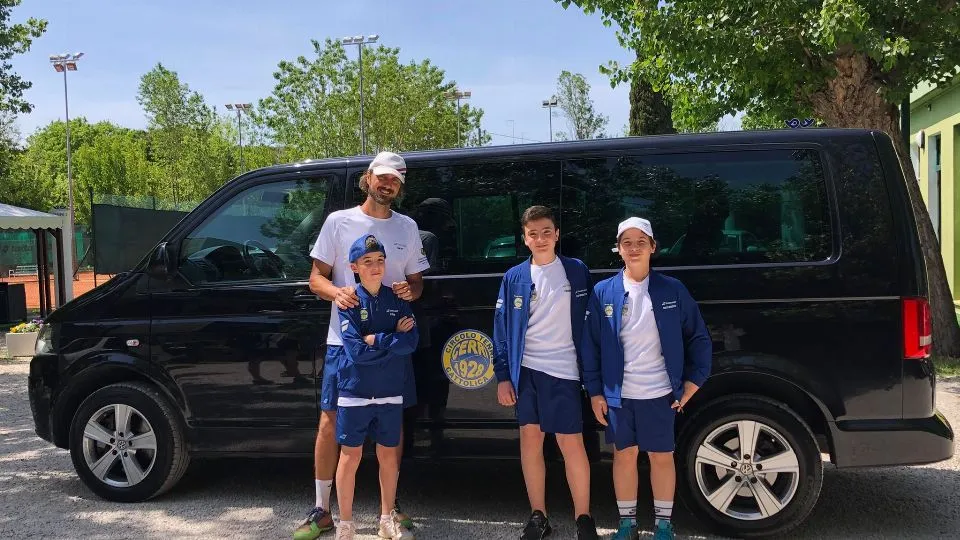 Il maestro Davy Arcangeli con gli allievi dell’agonistica del Ct Cerri
