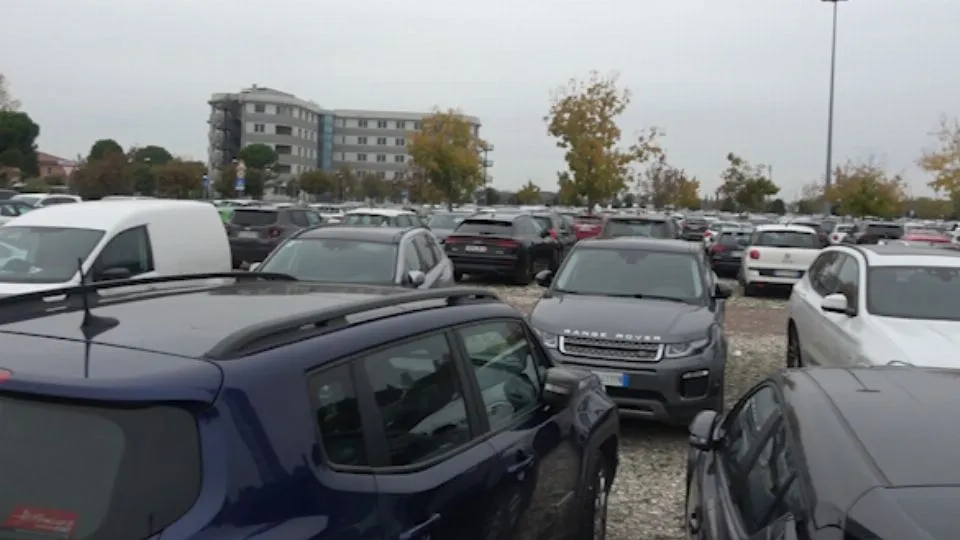 i parcheggi pieni in fiera per un Ecomondo