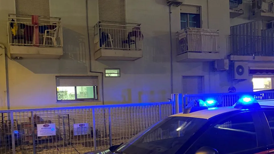 i carabinieri davanti all’hotel dov’è precipitata la 18enne