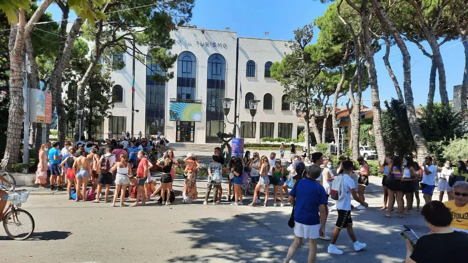 il lungo serpentone in piazzale Ceccarini

