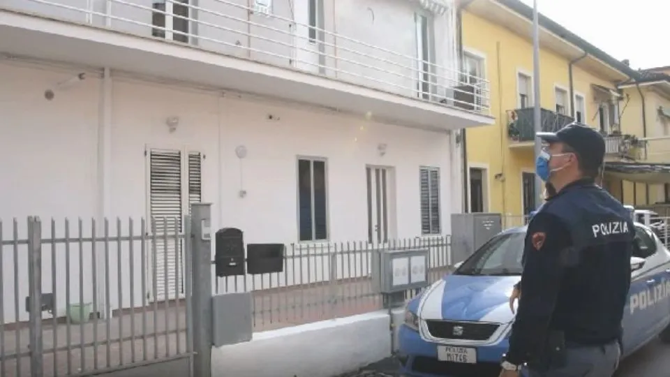 la polizia davanti all’abitazione dei coniugi