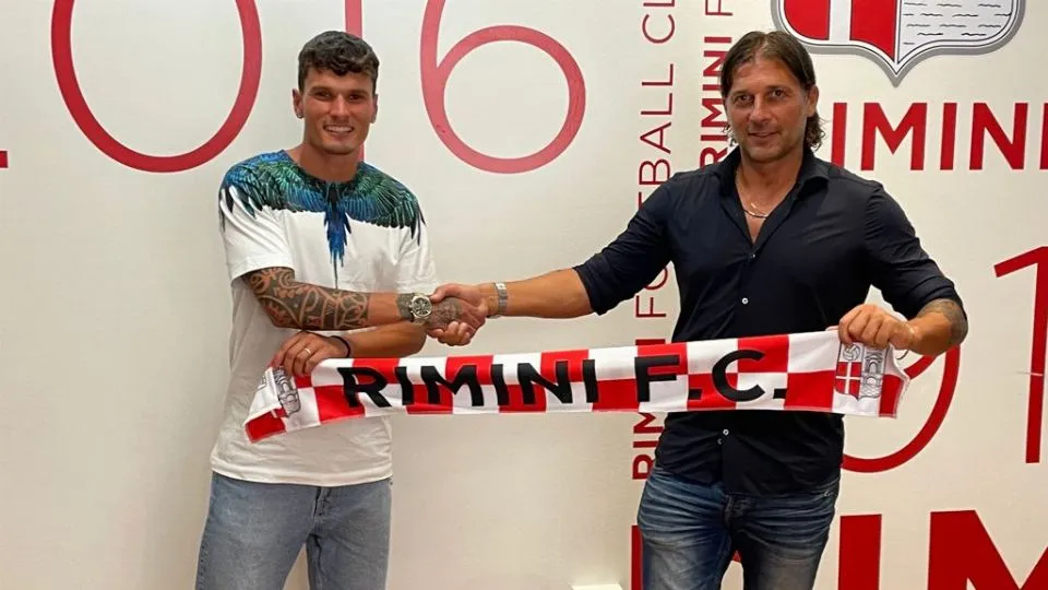 La stretta di mano tra Ferrara e il DS Maniero