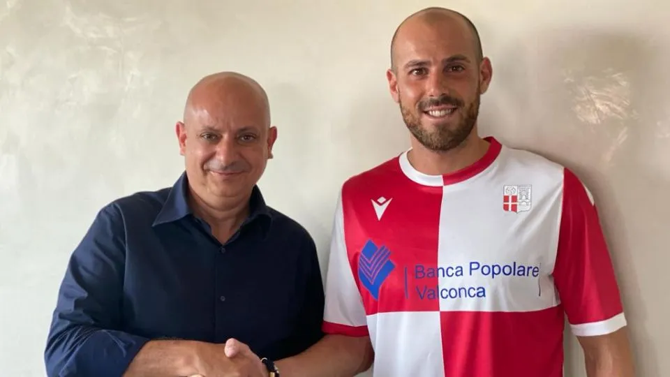 La stretta di mano tra Alfredo Rota e Simone Tonelli