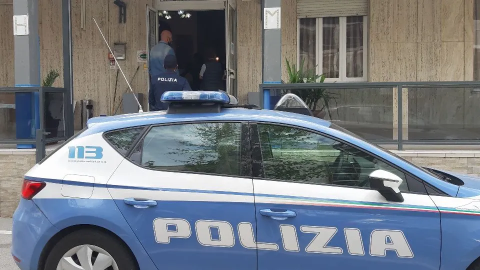 gli agenti della questura notificano il provvedimento