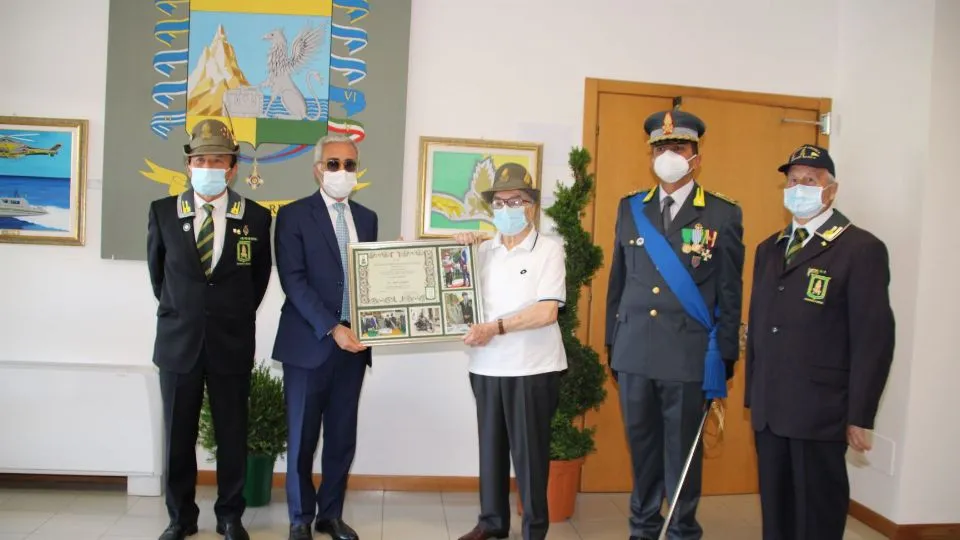 Dario Giovagnoli premiato dal prefetto Forlenza e dal colonnello Garaglio