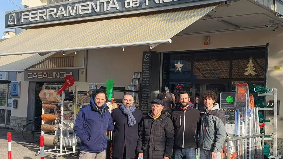 foto di gruppo alla ferramenta
