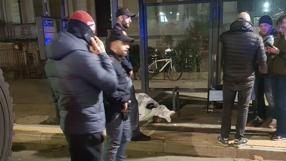il cadavere sotto la pensilina del bus