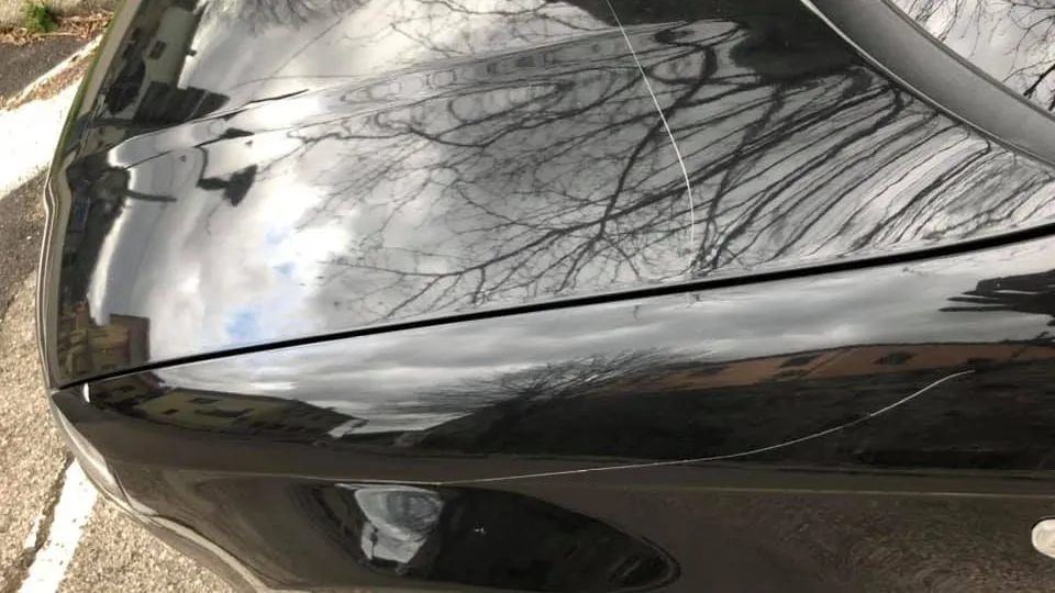 gli sfregi sull’auto (facebook)
