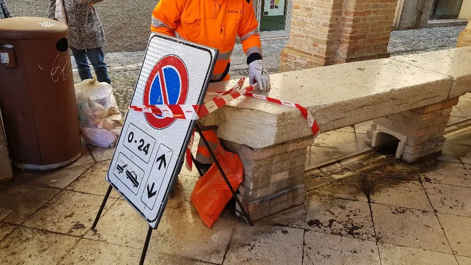 il banco danneggiato transennato dagli operai