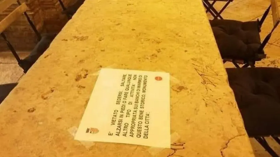 la scritta sui banchi della Vecchia Pescheria