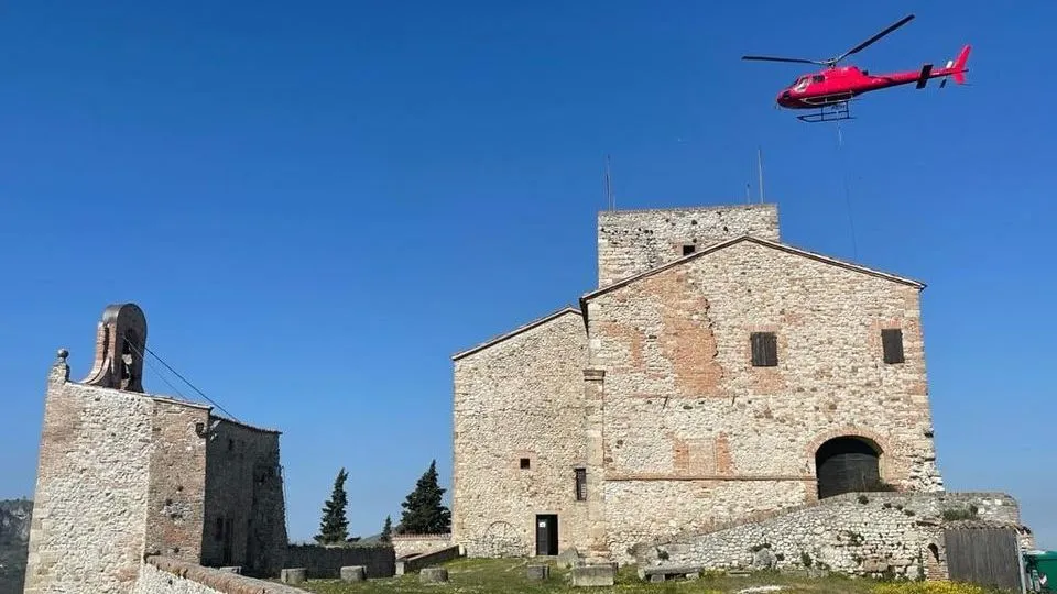gli elicotteri imbragano la rupe