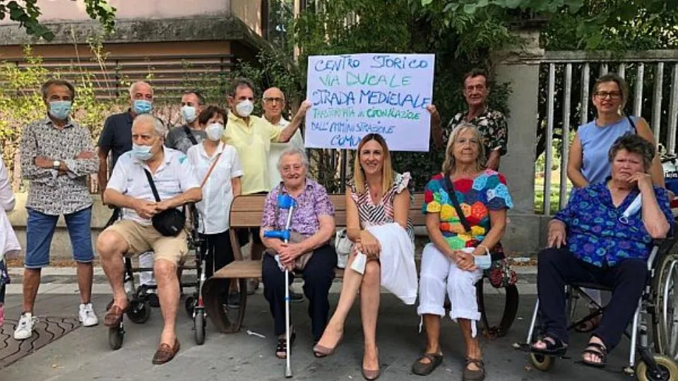 Gloria Lisi con i residenti di via Ducale