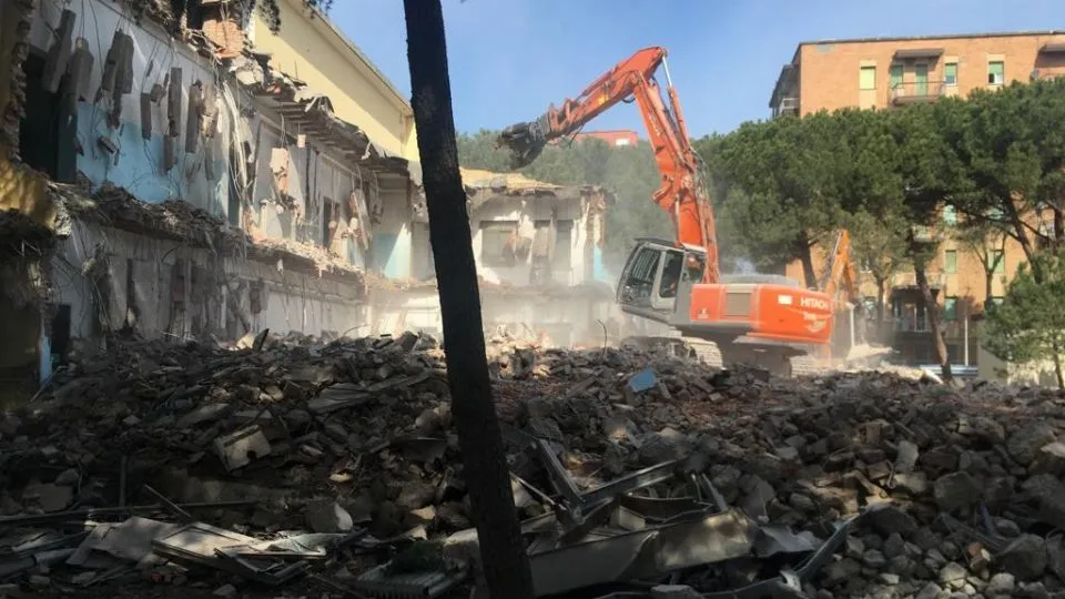 la demolizione della scuola Catullo