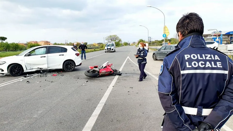 il tremendo impatto sulla Sp 17 (foto Migliorini)