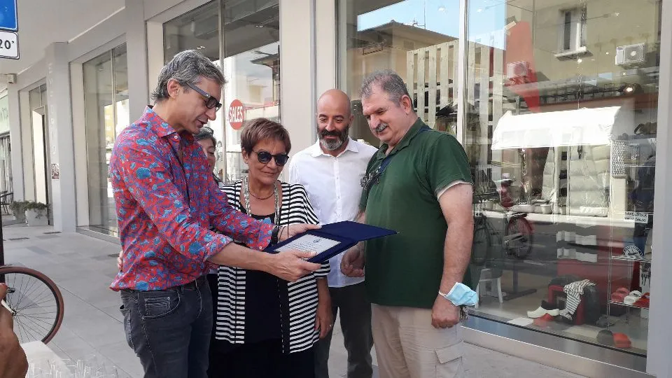 Gnassi consegna la targa a Maria Pia

