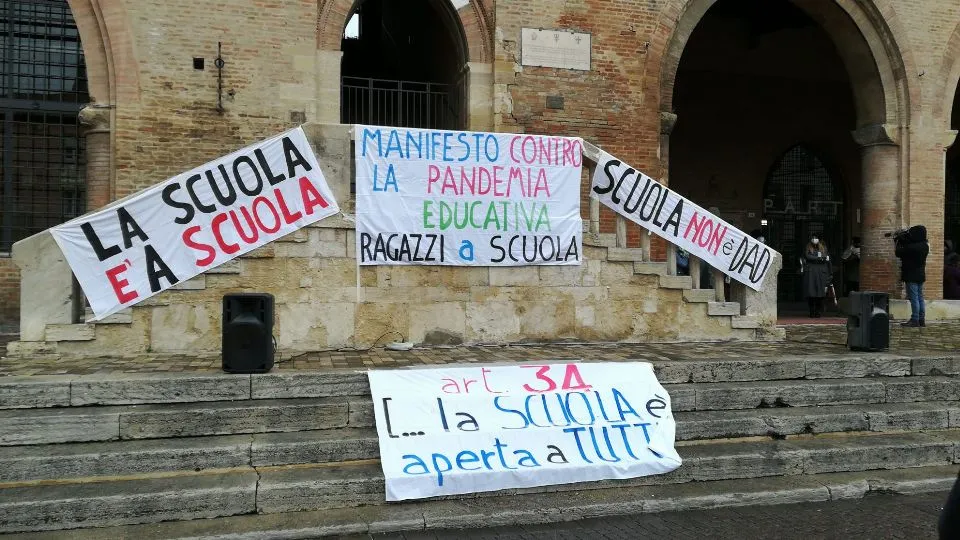 alcuni degli striscioni in piazza
