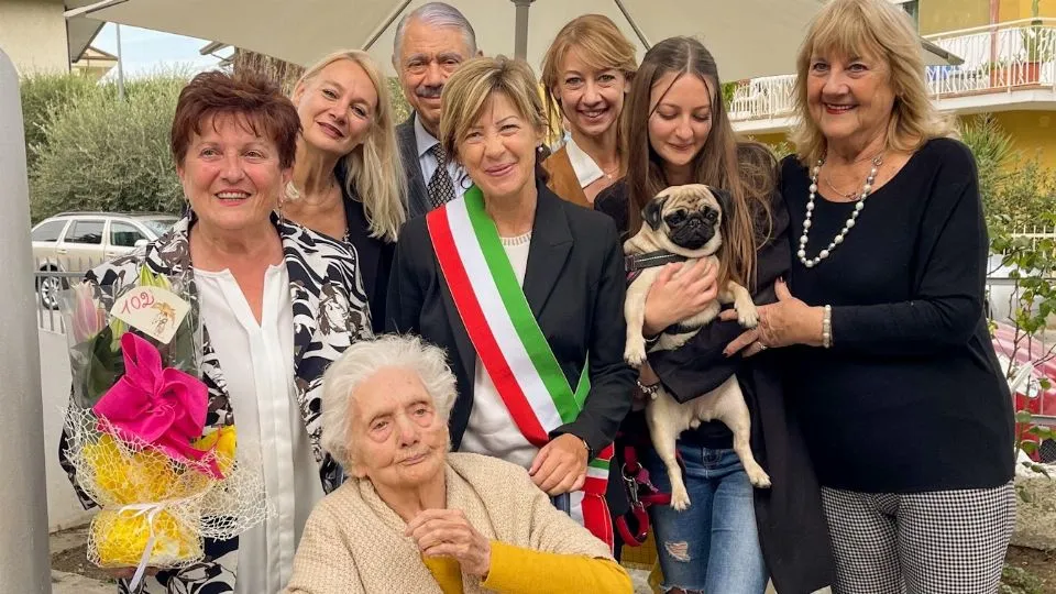 nonna Lia con i familiari e la sindaca Angelini