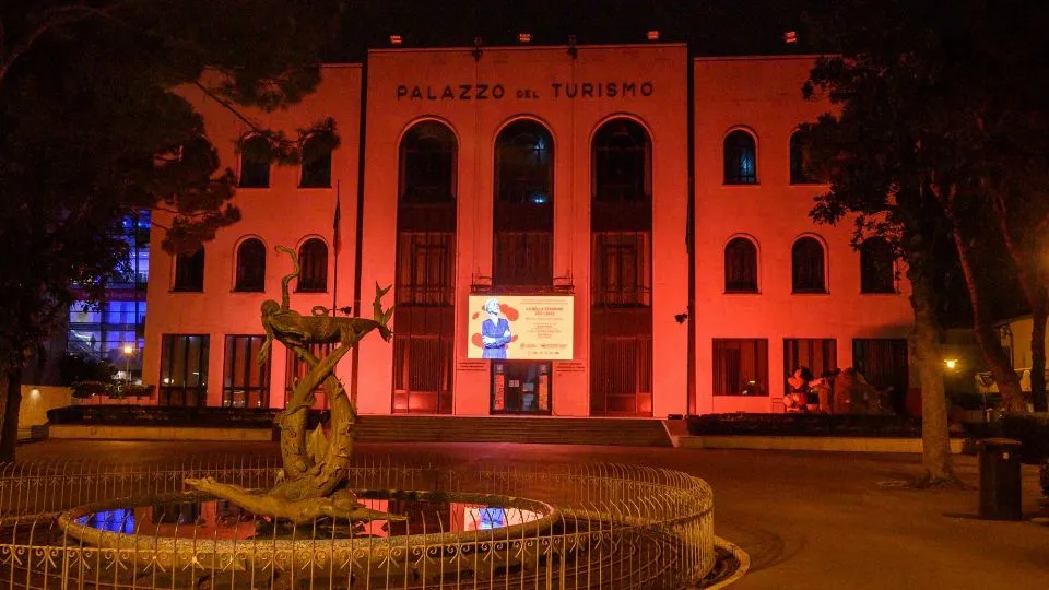 il palazzo del Turismo illuminato di arancione