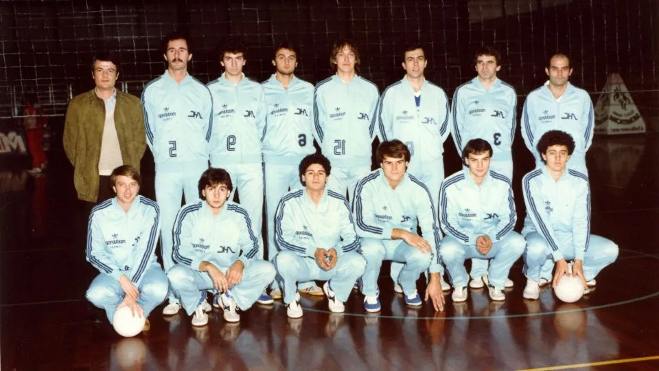 La squadra maschile della Rimini Pallavolo che conquistò la storica promozione in A2 nel campionato 1982/’83
