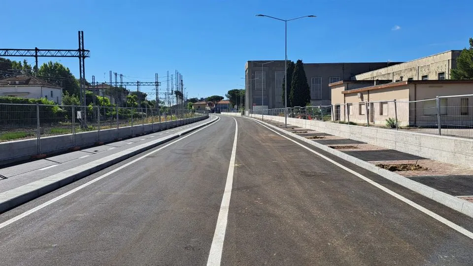 la via aperta al traffico
