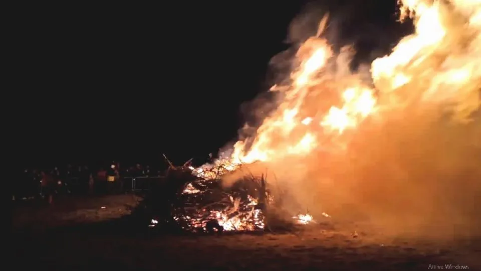 il fuoco in spiaggia a Viserba (@newsrimini)
