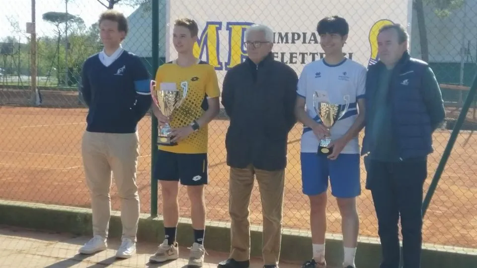 La premiazione dei finalisti, da sinistra Enea Castelvetro, Giorgio Binda, Candido Borghetti, Andrea Bosi e Daniele Mingozzi