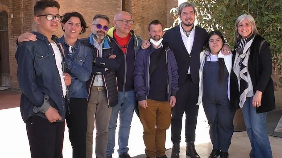 foto di gruppo davanti al Municipio di Rimini