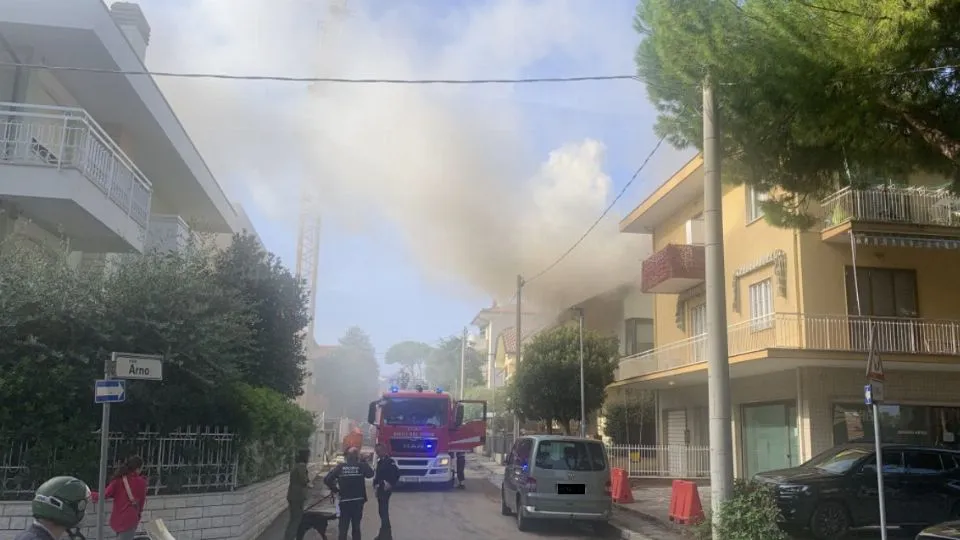 l’incendio in corso (@newsrimini)