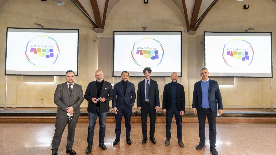 Stefano Accorsi con i rappresentanti del progetto Via Emilia
