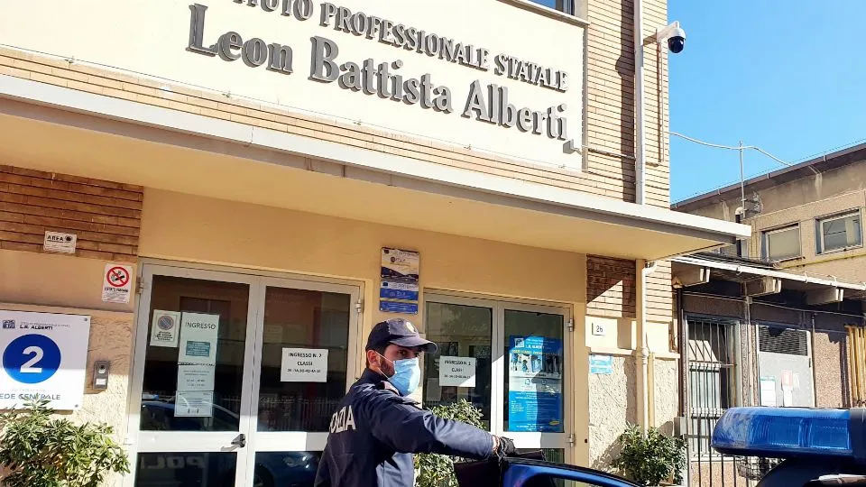 Un poliziotto davanti all’ingresso dell’istituto (foto Migliorini)