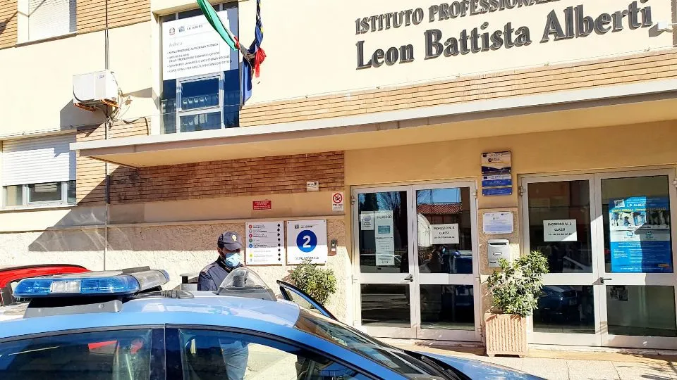 La polizia davanti all’ingresso dell’Alberti (foto Migliorini)

