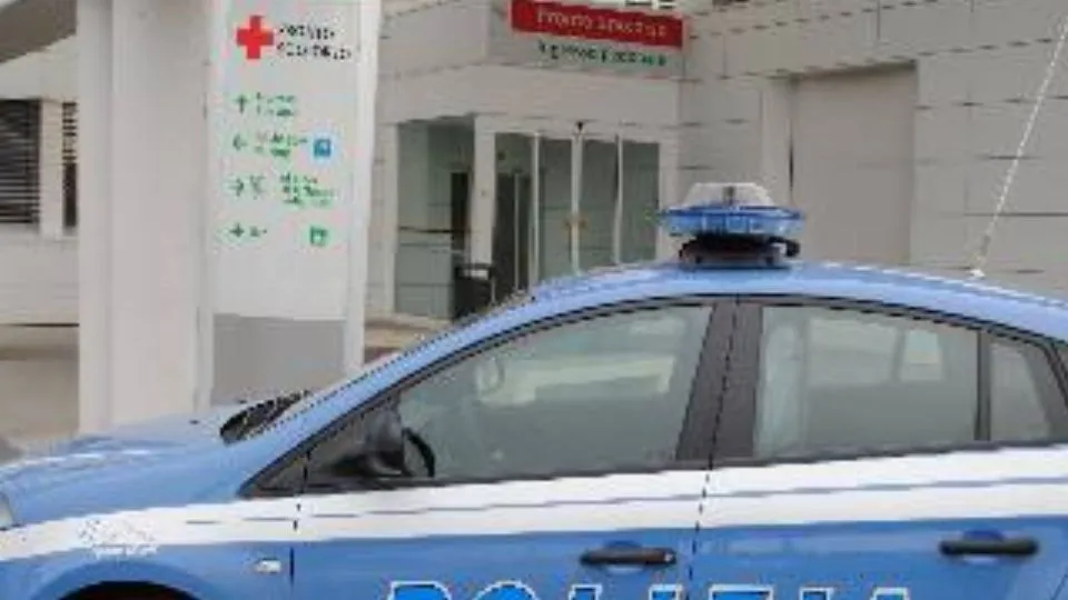 la polizia davanti al pronto soccorso (repertorio)
