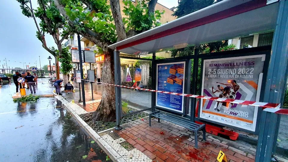 Le macchie di sangue sotto la pensilina del bus (foto Migliorini)