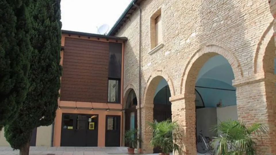 il chiostro su cui si affaccia il cinema Tiberio
