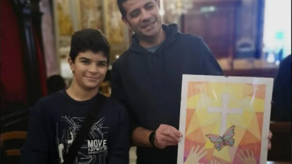 Manuel col padre e il disegno premiato