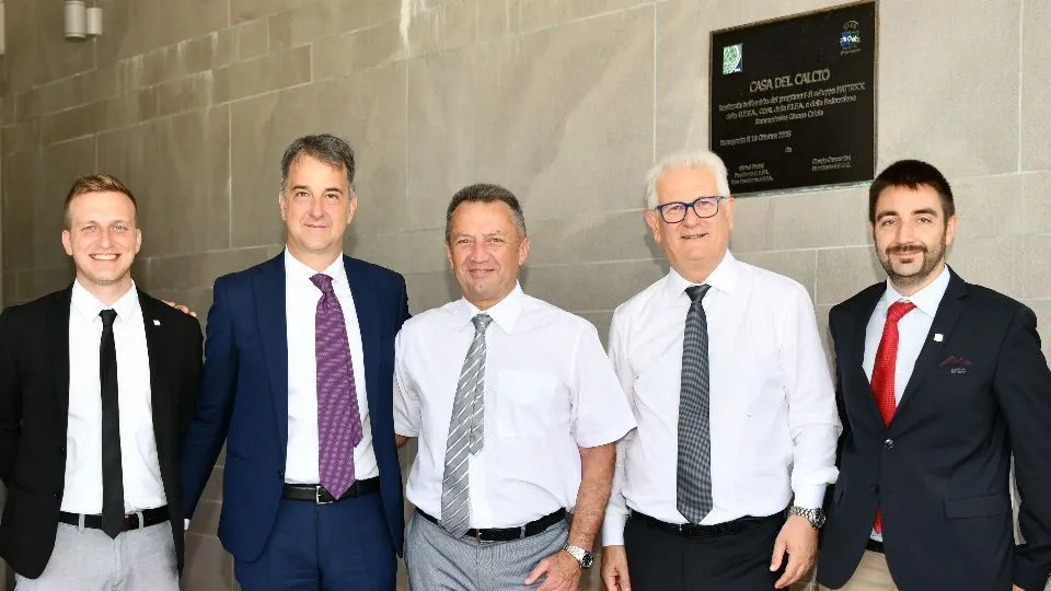 Michele Raschi (Security Officer FSGC), Michele Uva (Direttore UEFA Division Social e Responsibility ), Marco Tura (Presidente FSGC), Luigi Zafferani (Segretario Generale FSGC), Andrea Zoppis (Football Social Responsability Officer FSGC) (Foto @FSGC)</