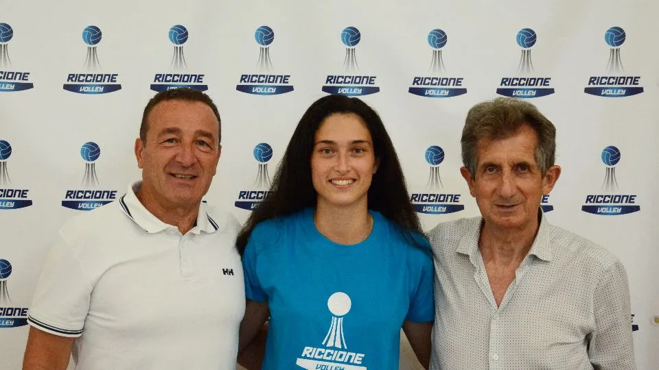 Alice Ricci insieme al DS Sanzio Sacchetti e al presidente Giuseppe Tontini
