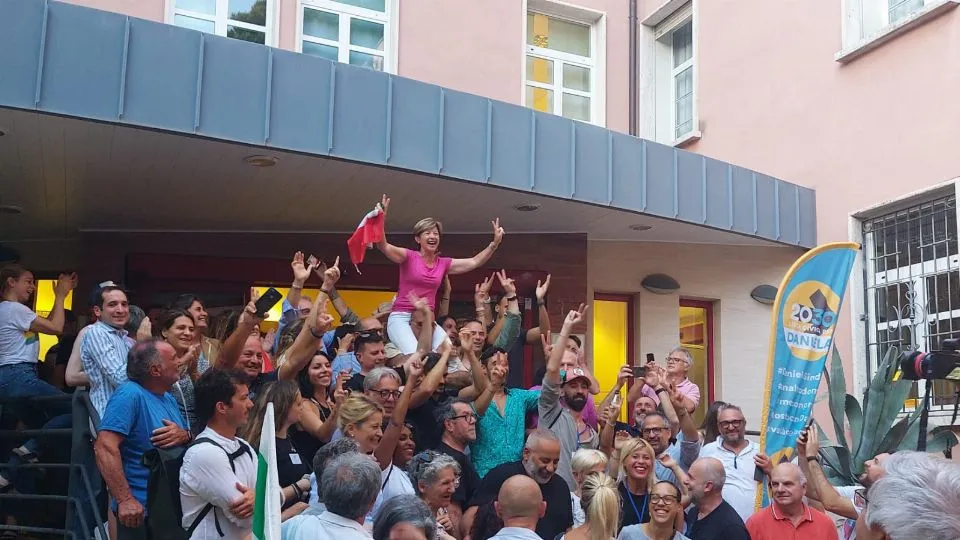 Daniela Angelini portata in trionfo in Municipio