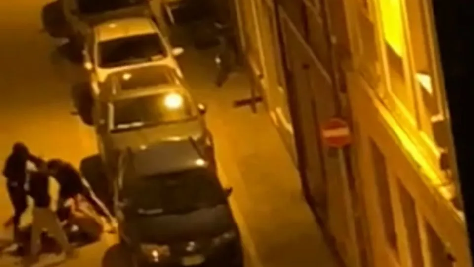 I giovani mentre si azzuffano in strada in via Bonsi