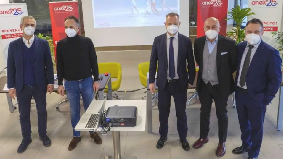 la presentazione in aeroporto
