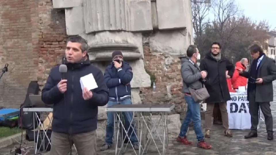 Angelini a una manifestazione contro il green pass (@newsrimini)