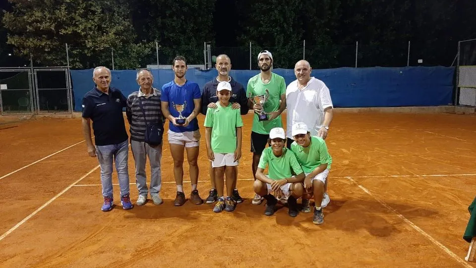 La premiazione della finale con i giudici di gara e di sedia e con i raccattapalle
