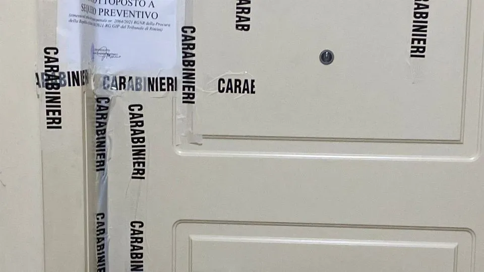 i sigilli all’appartamento dove si consumava la prostituzione (foto Newsrimini)