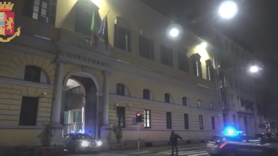 L’uscita delle auto dalla questura di Milano
