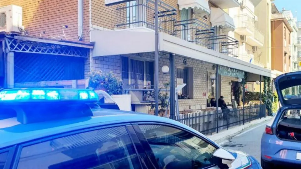 la polizia di stato davanti a Villa Lavinia (foto Adriapress)